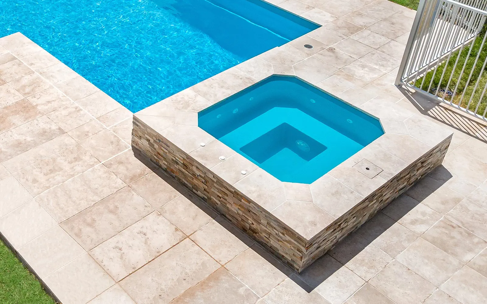 Leisure Pools Capri Spa: compact design