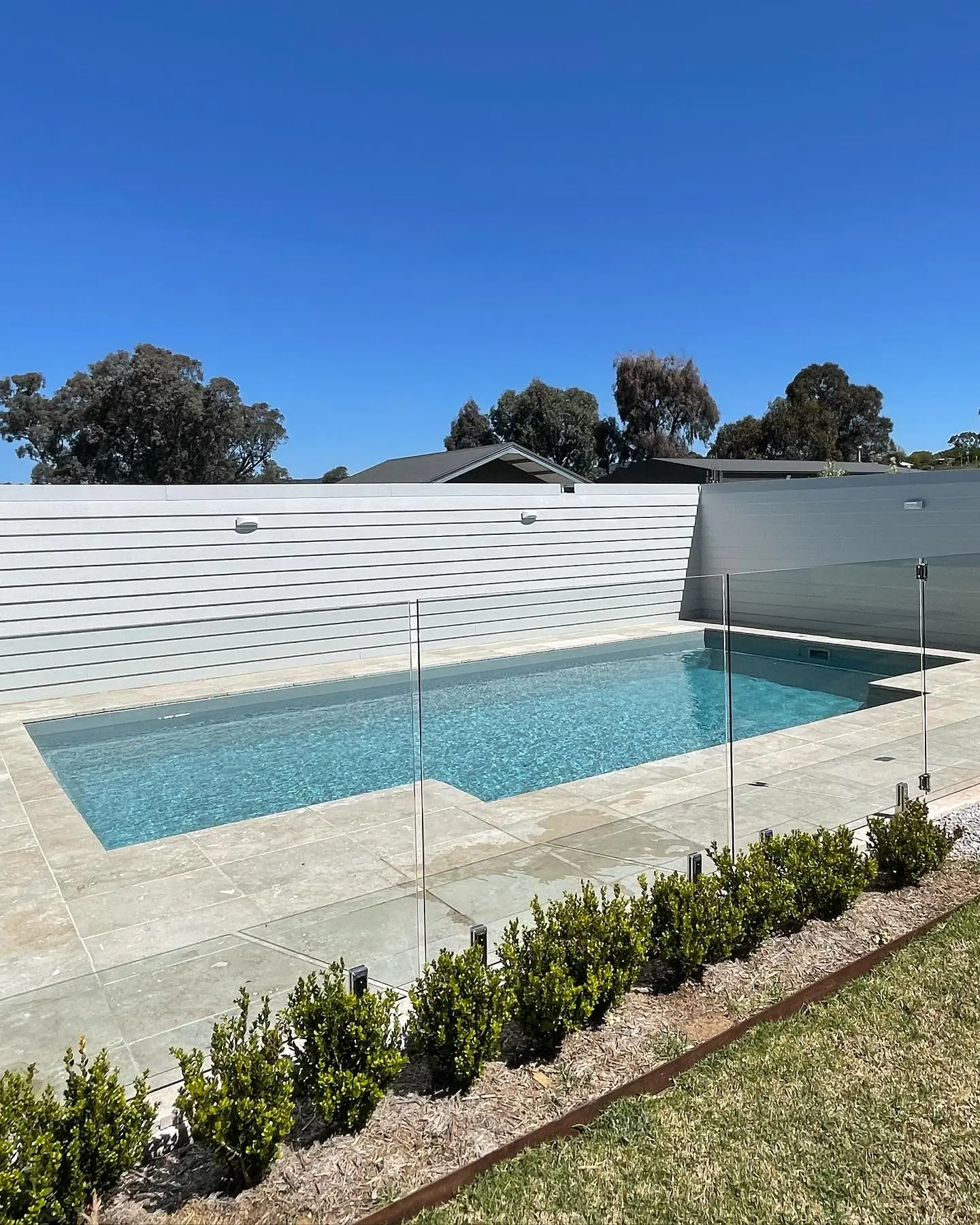 IMG LP AU Elegance 8 Silver Grey Mudgee 001 The Elegance 8.00m in Silver Grey installed in Mudgee, NSW