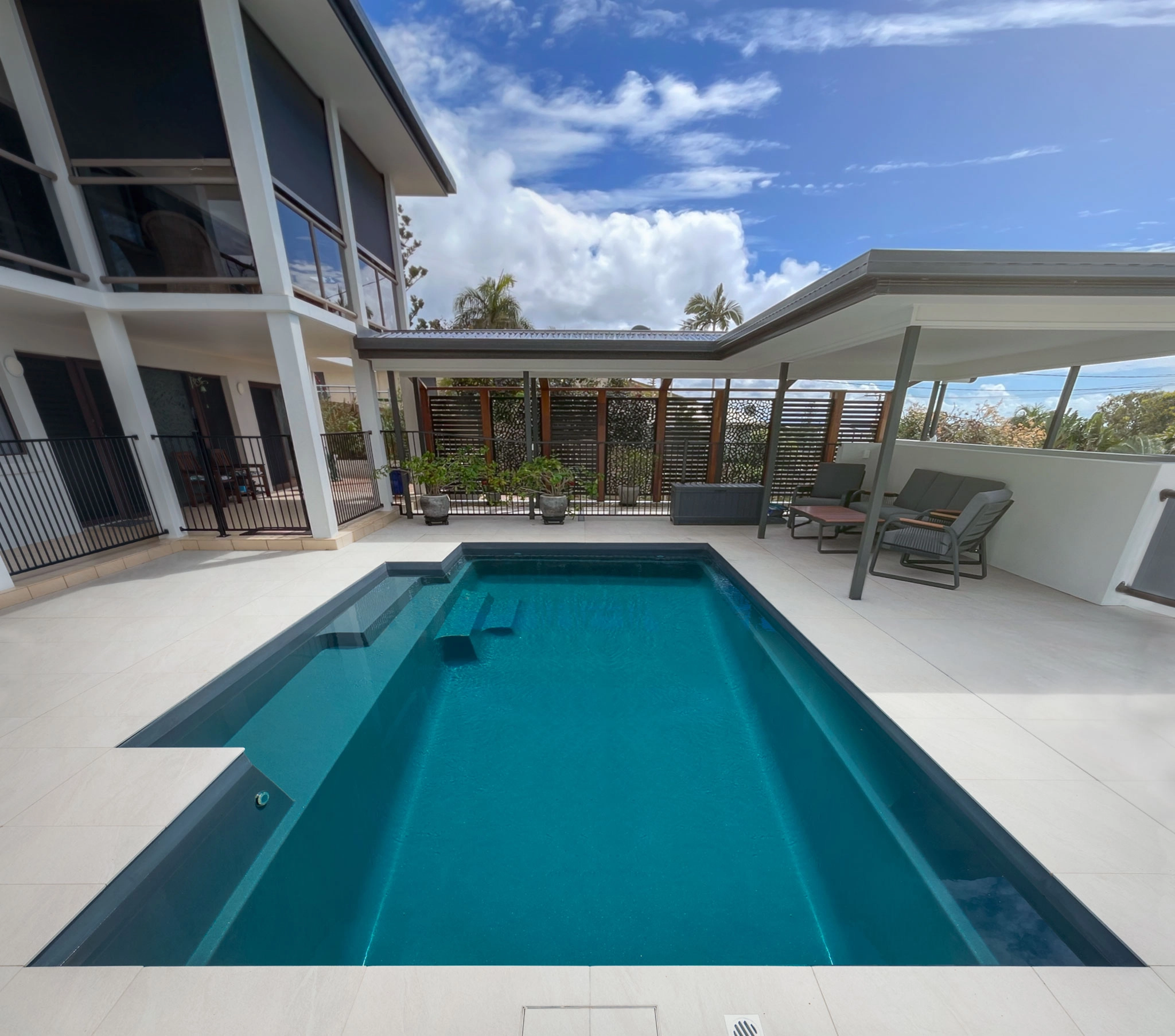 IMG LP AU Elegance Graphite Grey Yeppoon 2024 001 The Elegance in Graphite Grey installed in Barlows Hill, QLD