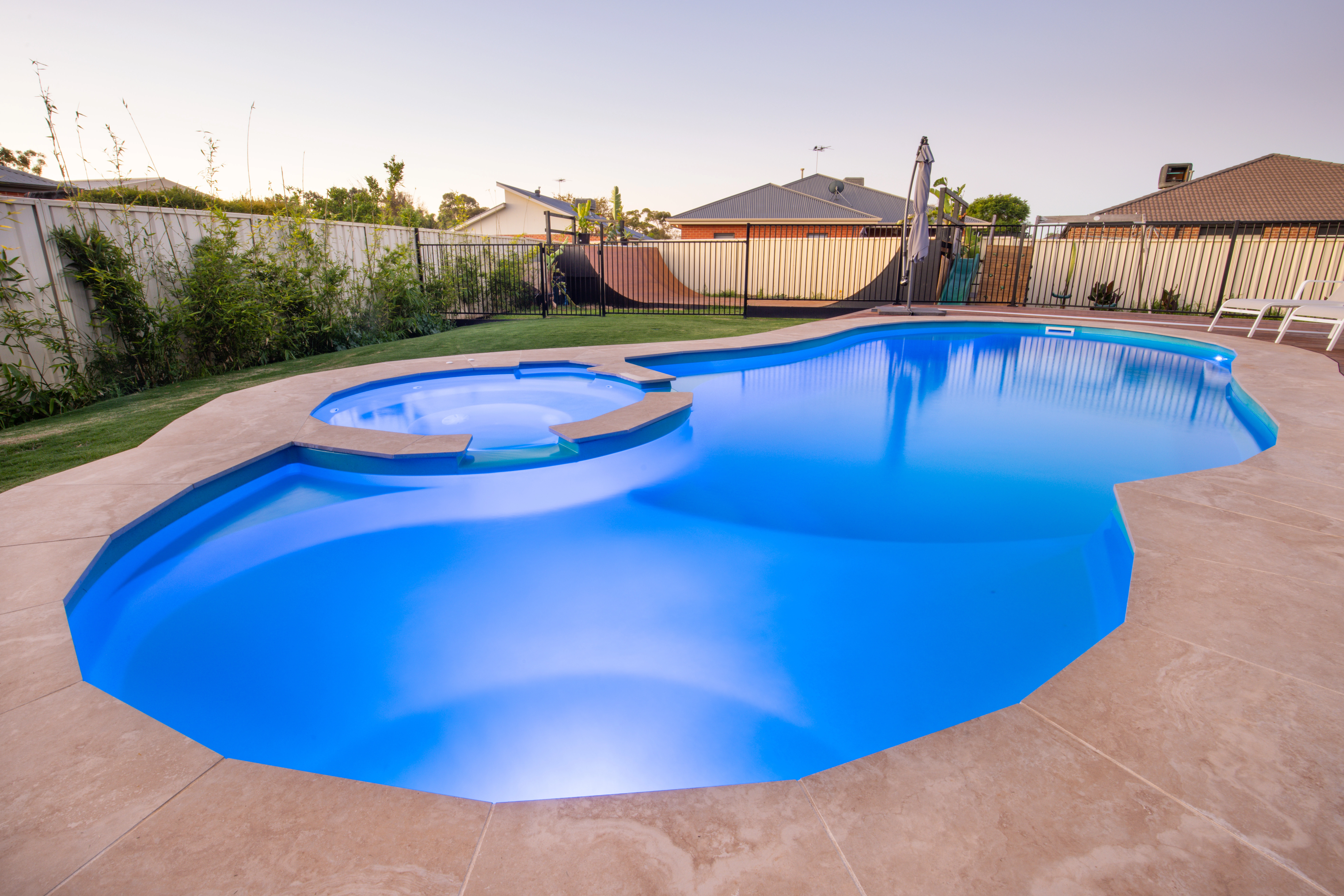 PHOTO LP AU Allure 9.14 Crystal Blue Mildura Pools 2022 004 The Allure 9.10 in Crystal Blue installed in Mildura, VIC