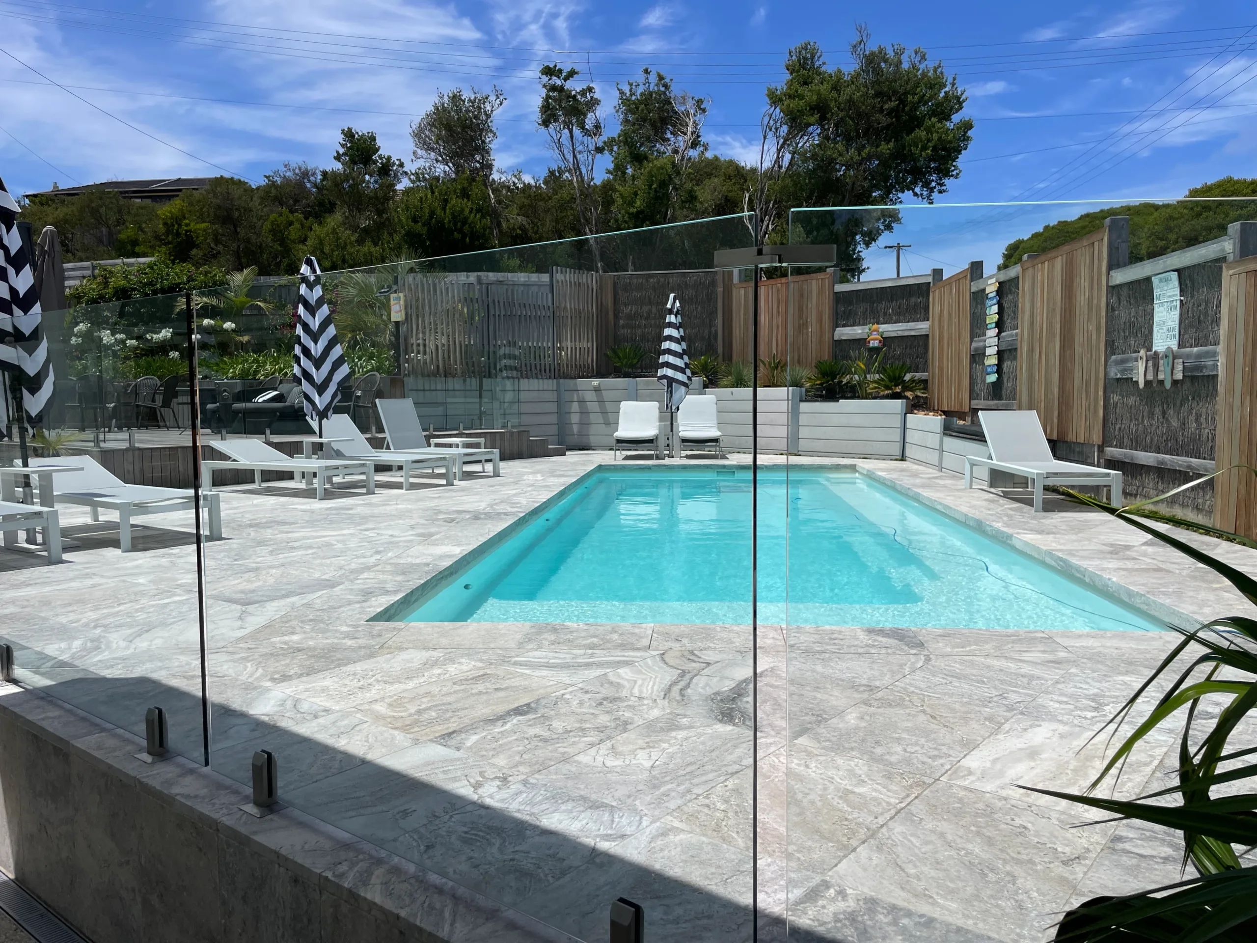 Leisure Pools The Reflection with Splash Deck 9.50m in Shimmer White