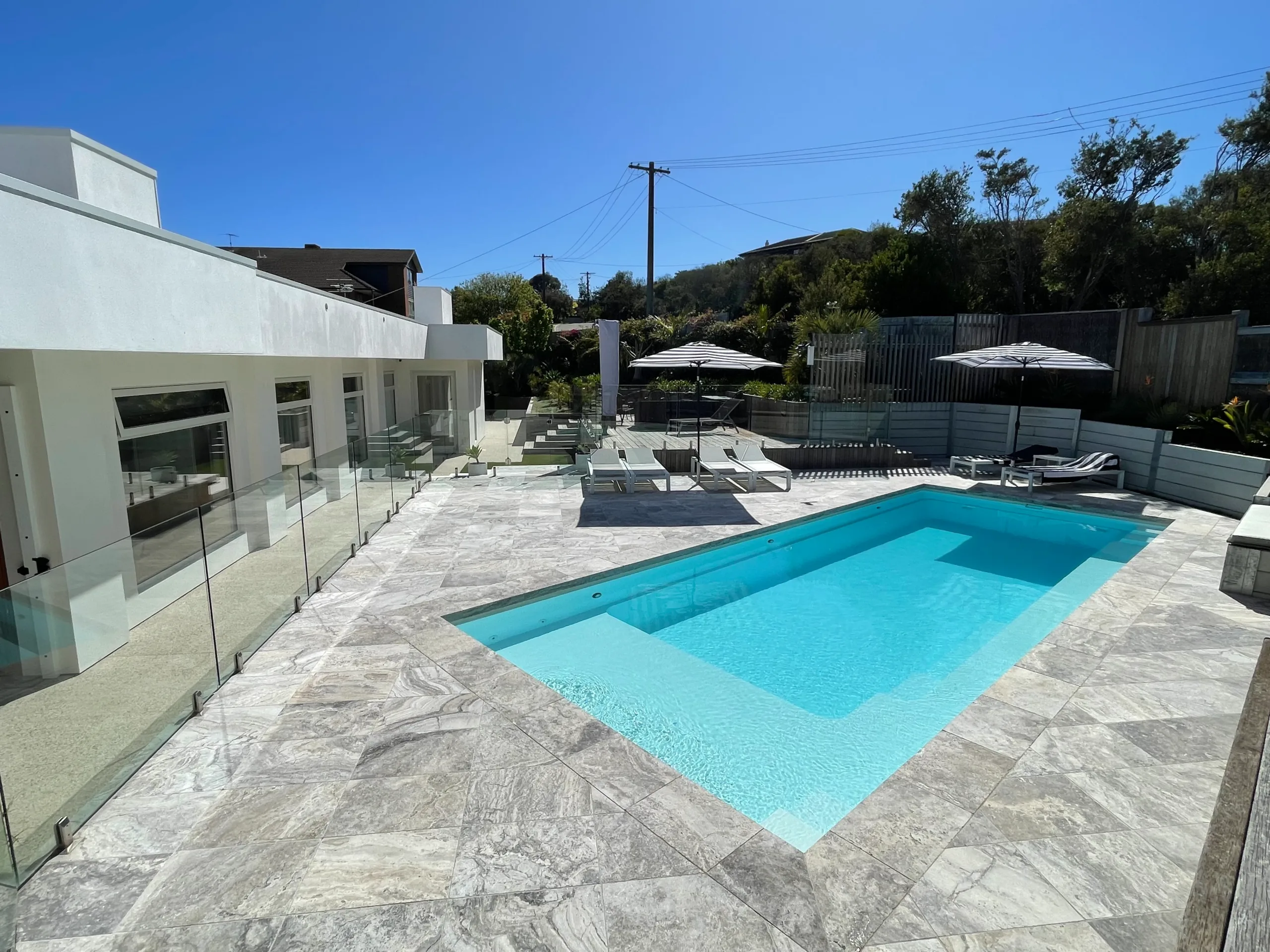 Leisure Pools The Reflection with Splash Deck 9.50m in Shimmer White