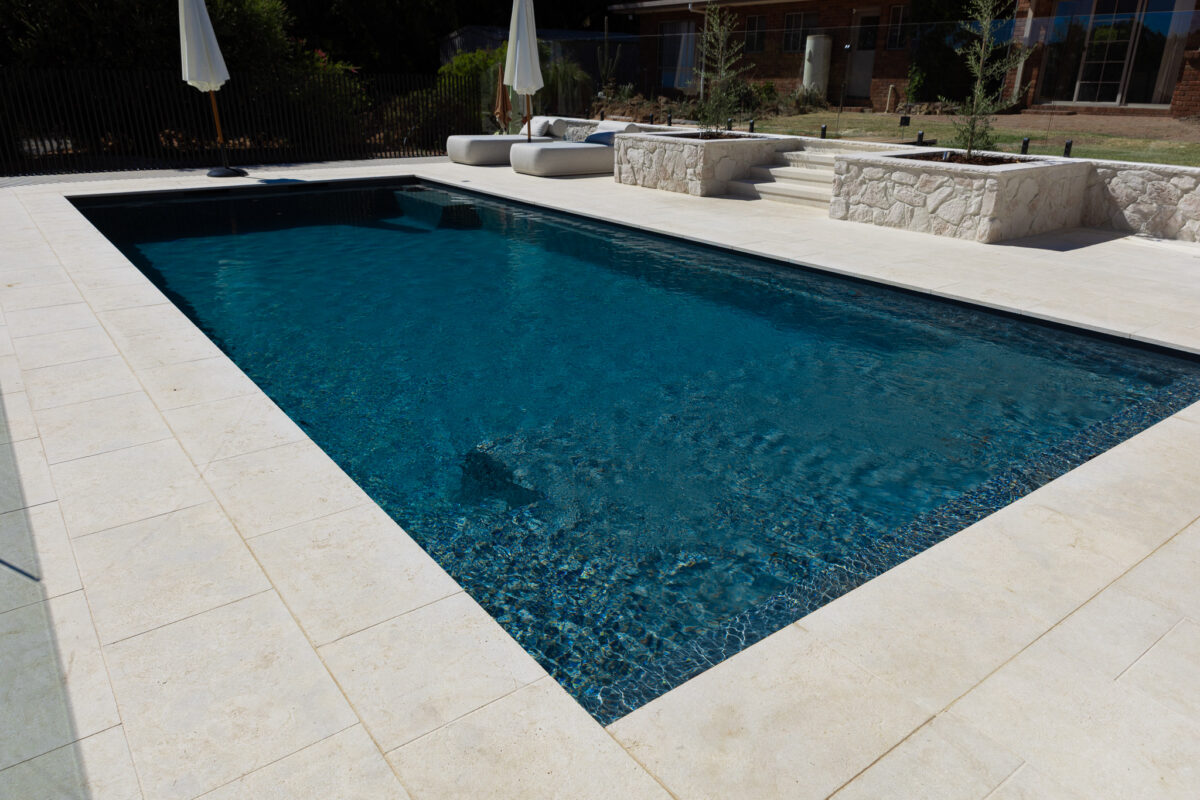 Grey Pool Shell GV Unique Pools Wins with 10m Acclaim in Graphite Grey