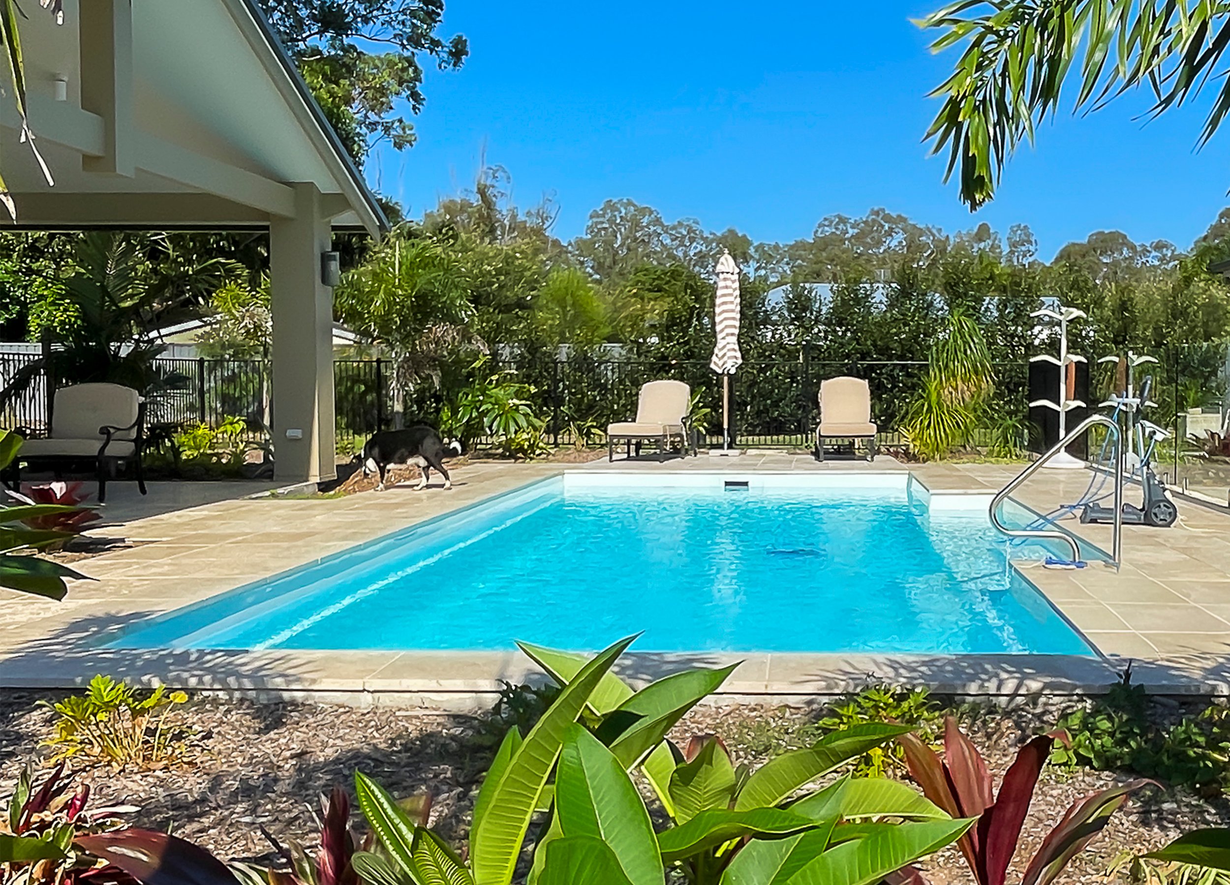 Leisure Pools Wide Bay. The Elegance 9.00m Shimmer White