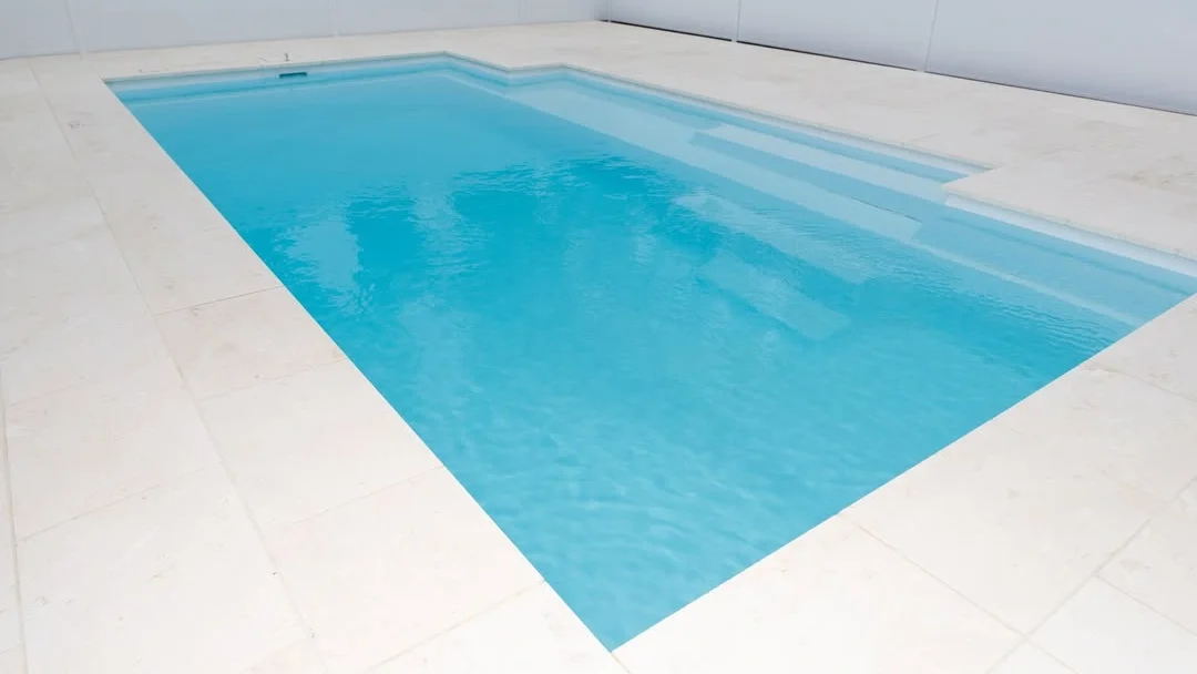 Leisure Pools The Elegance 7.00m Shimmer White GV Unique Pools & Landscaping