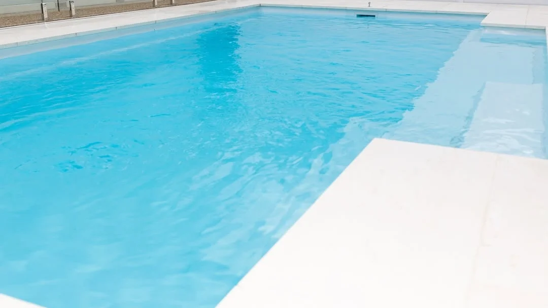 Leisure Pools The Elegance 7.00m Shimmer White GV Unique Pools & Landscaping
