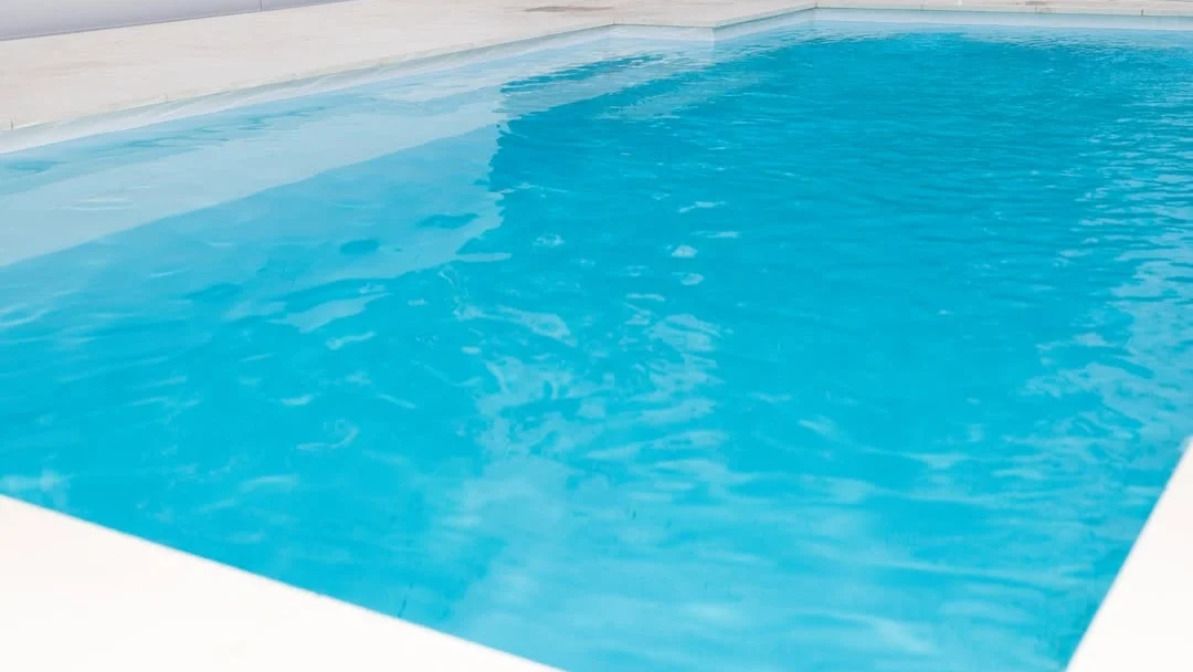 Leisure Pools The Elegance 7.00m Shimmer White GV Unique Pools & Landscaping